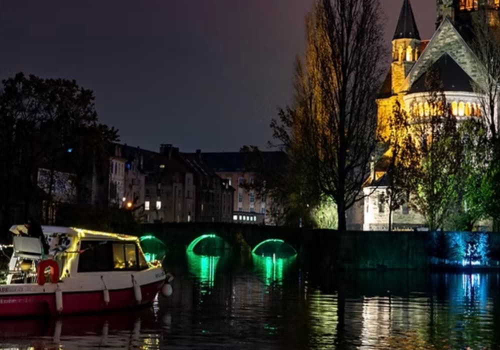 Promenade détente en bateau de nuit sur la Moselle à Metz