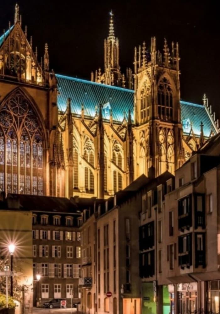 Cathédrale de Metz la nuit depuis la ruelle, lors d'un séjour de 2 jours.
