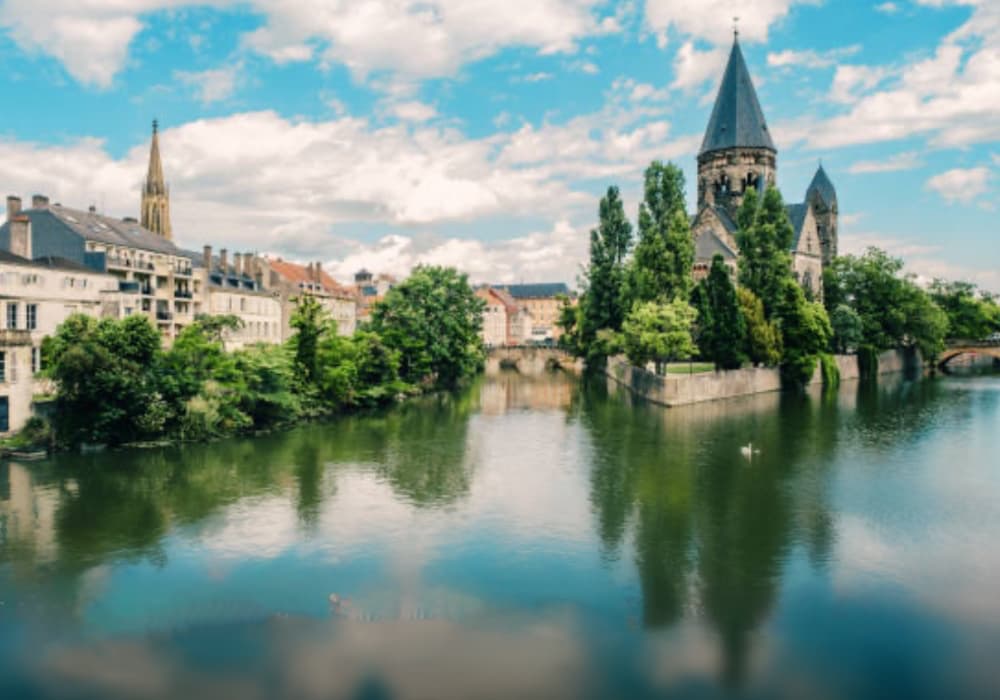 Temple neuf de Metz au bord de la moselle