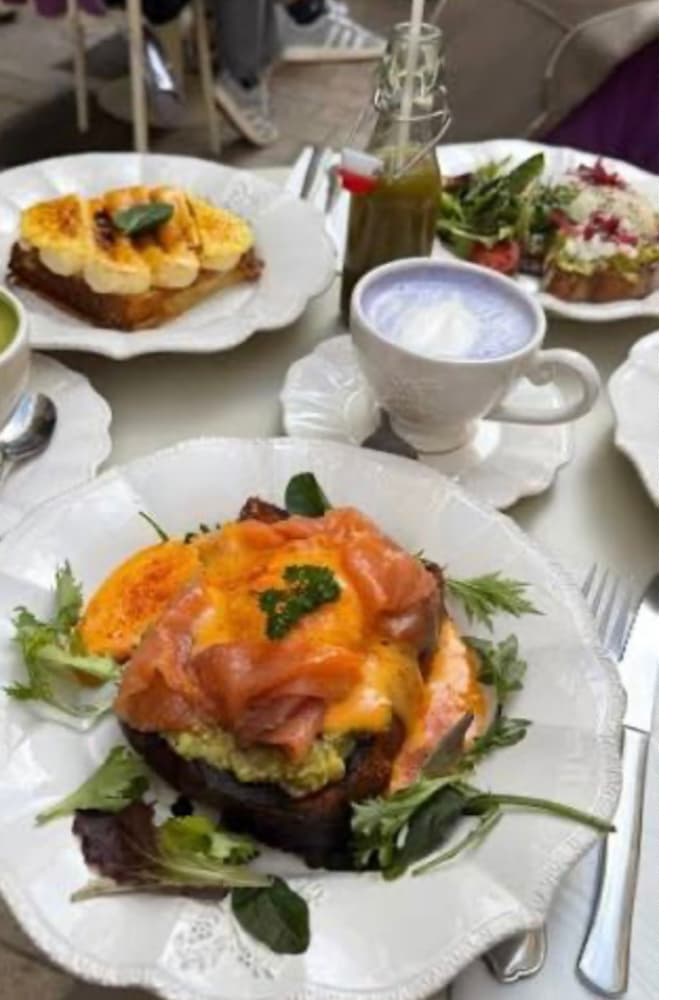 Pause gourmande à Metz avec brunch et boissons, ambiance chaleureuse