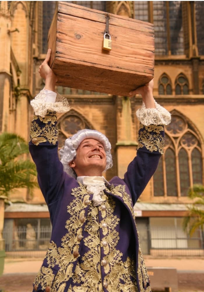 personnage de louis XV tenant un coffre au trésor devant la cathédrale de Metz
