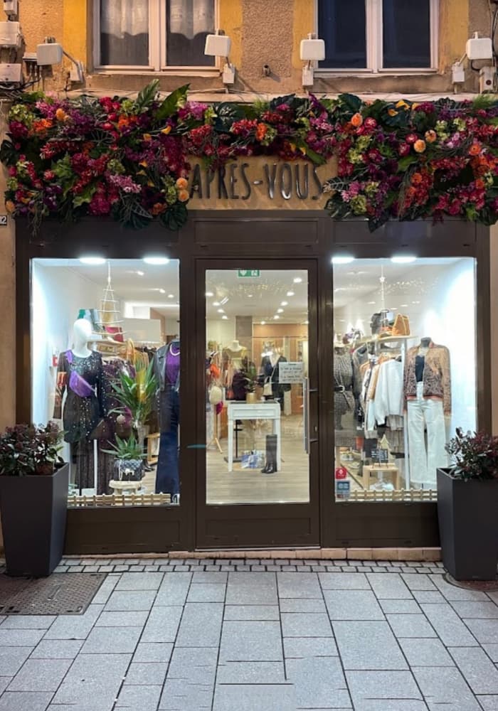 Devanture de la boutique Après Vous 12 à Metz avec une décoration florale au-dessus de l’entrée