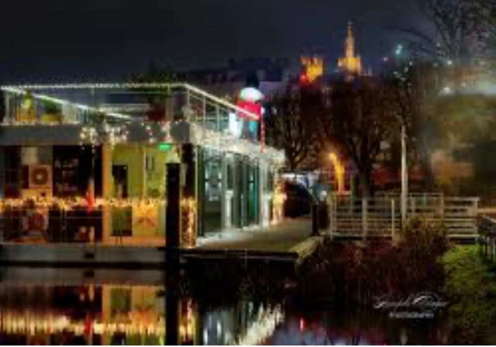 bateau à quai Le Mettensis à Metz avec lumières chaleureuses pour un apéro romantique en couple