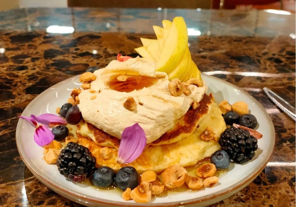 Assiette de brunch colorée à Metz avec produits gourmands et ambiance conviviale