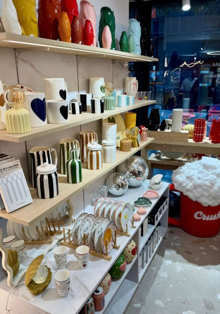 Intérieur du concept store Crush à Metz avec des objets déco, accessoires et idées cadeaux