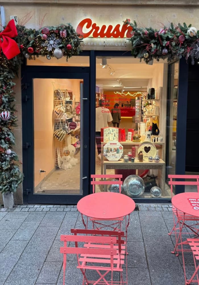 Terrasse du concept store Crush à Metz avec ses tables roses et son ambiance coffee shop tendance