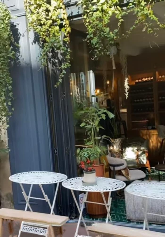 Terrasse fleurie du Flower Café à Metz avec une ambiance végétale et chaleureuse en centre-ville