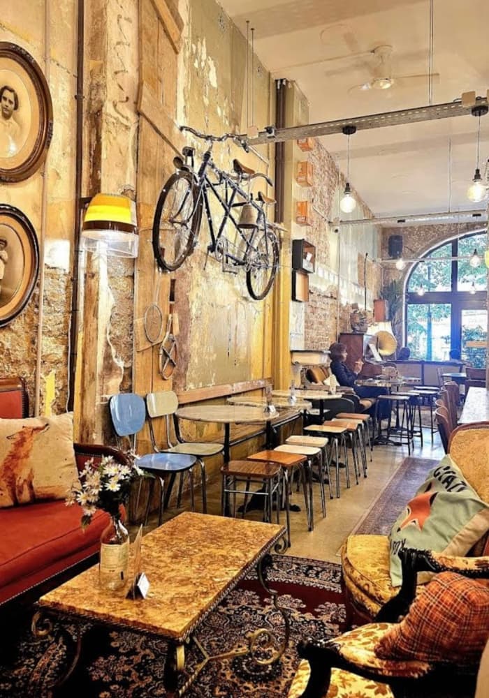 Intérieur du Fox Coffee à Metz avec décoration rétro et vélo suspendu au plafond
