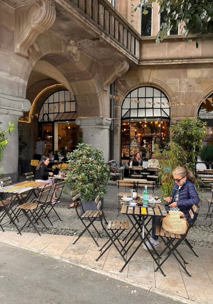Terrasse du Fox Coffee à Metz dans le quartier de l’Amphithéâtre, ambiance coffee shop