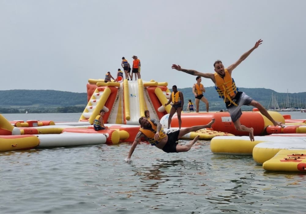 jeu aquatique en été au lac de la madine