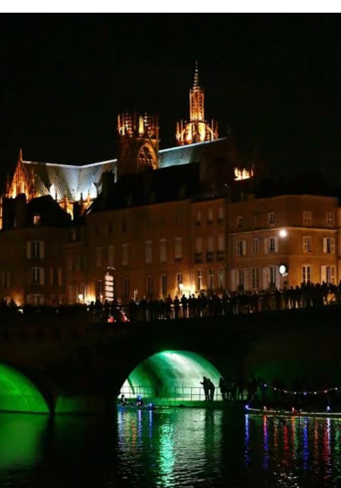 découvrir Metz à pied - centre-ville historique et culturel. Reflète sur l’eau, pont éclairé et cathédrale de nuit en arrière plan