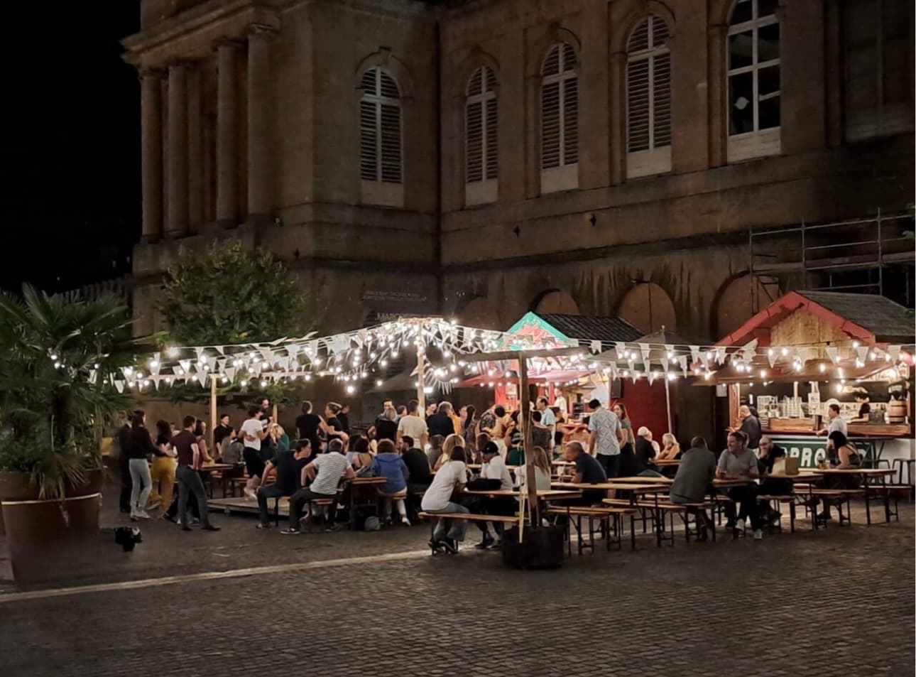 Place de chambre à Metz terrasse de nuit ambiance festive 