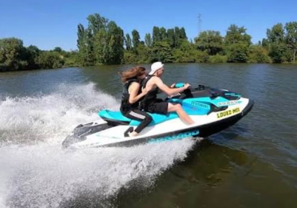 activité jet ski à Jussy près de Metz pour se rafraîchir en été