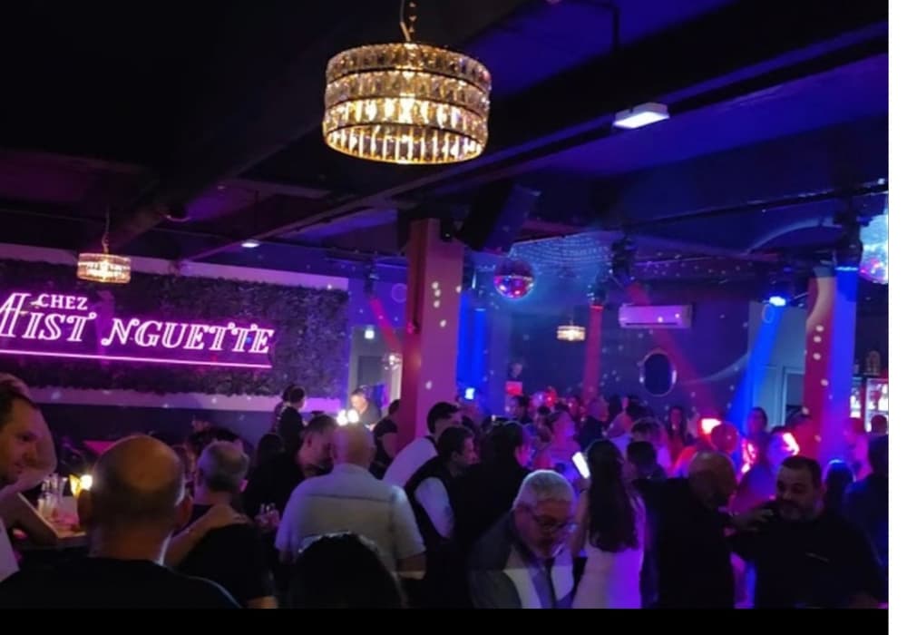 Restaurant Mistinguette zac d’Augny à Metz avec éclairage bleu et rose de nuit, ambiance festive. Complexe Loisirama