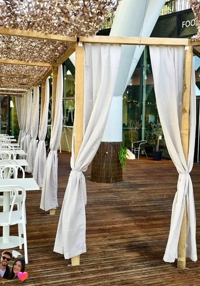Terrasse élégante près du centre pompidou à metz avec voilages blancs