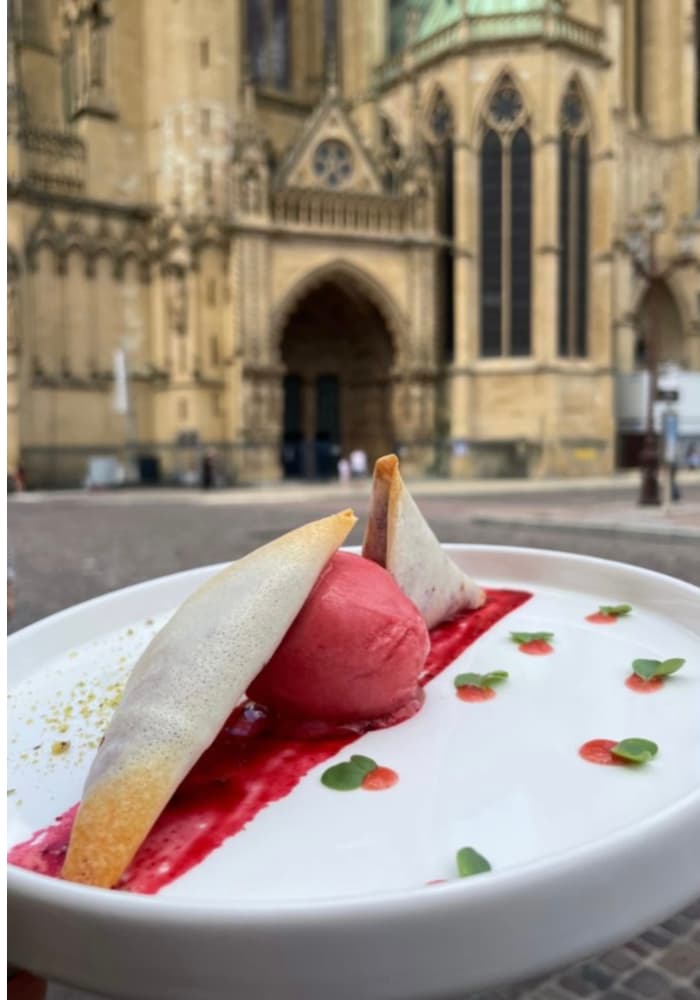 assiette au restaurant Le Parvis à Metz avec vue sur la cathédrale en arrière-plan