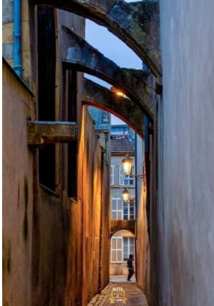 ruelle étroite de Metz illuminée de nuit pour une balade romantique en amoureux