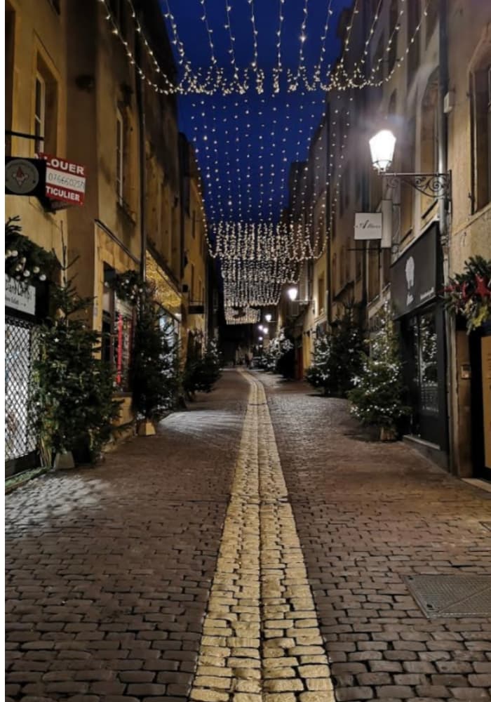 rue Taison à Metz à la tombée du jour, ambiance romantique dans la vieille ville