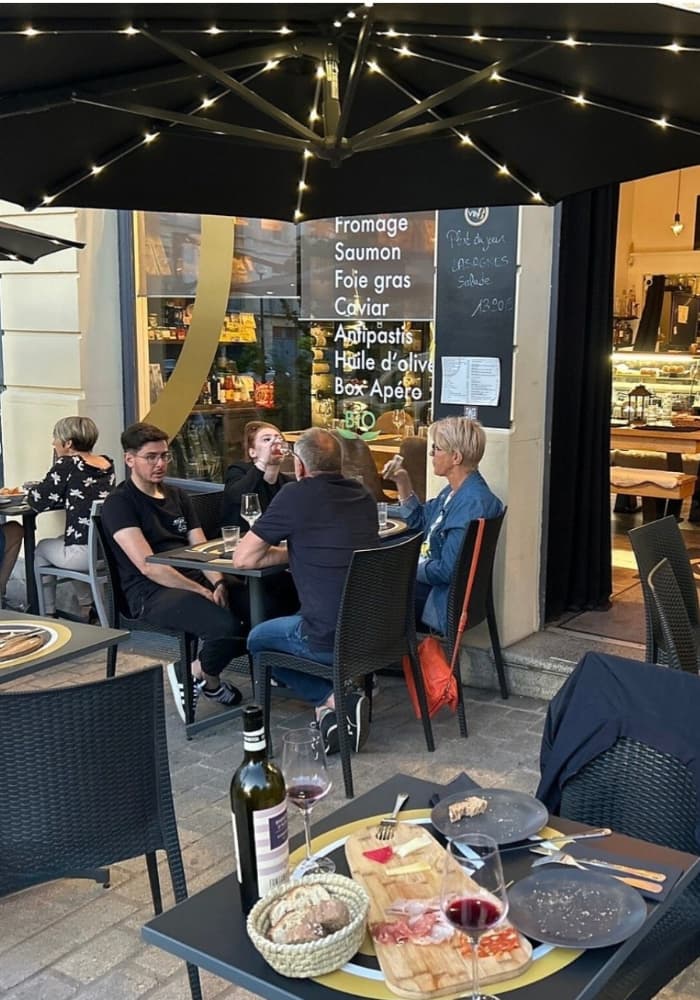 Terrasse conviviale du Vin 8 à Metz avec des clients en train de déjeuner