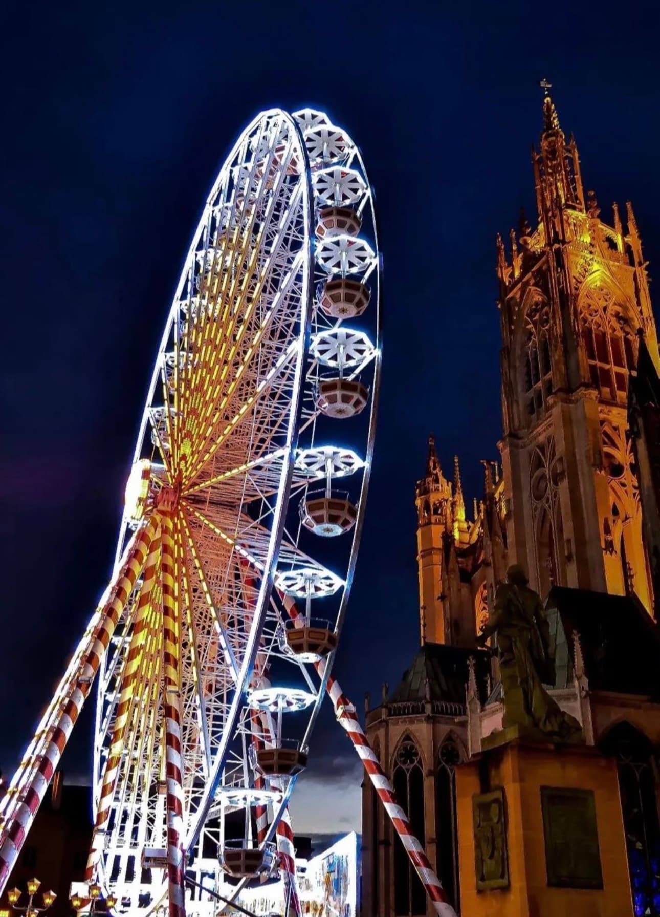 grande roue du marché de Noel illuminée devant la cathédrale de Metz