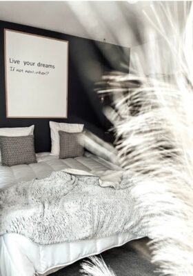chambre cosy avec lit fait 160x200 ,décoration douce et herbes de pampa au Cocon Blanc appartement de vacances
