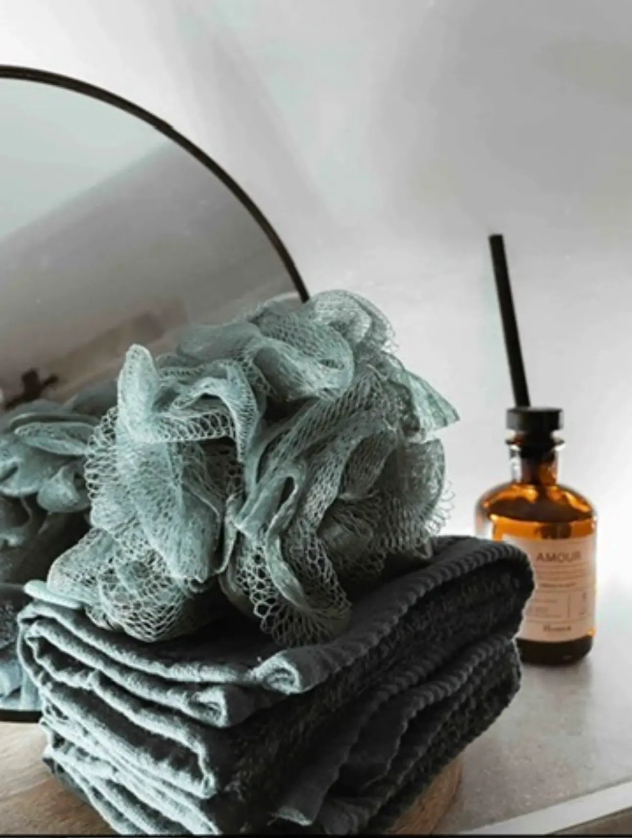 Détails de décoration soignée et linge de maison fourni de la salle de bain - Le Cocon Blanc Metz