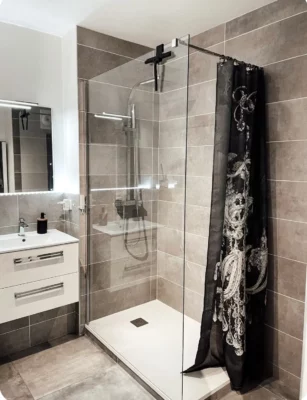 salle de bain moderne et épurée avec grande douche à l'italienne - Le Cocon Blanc Metz